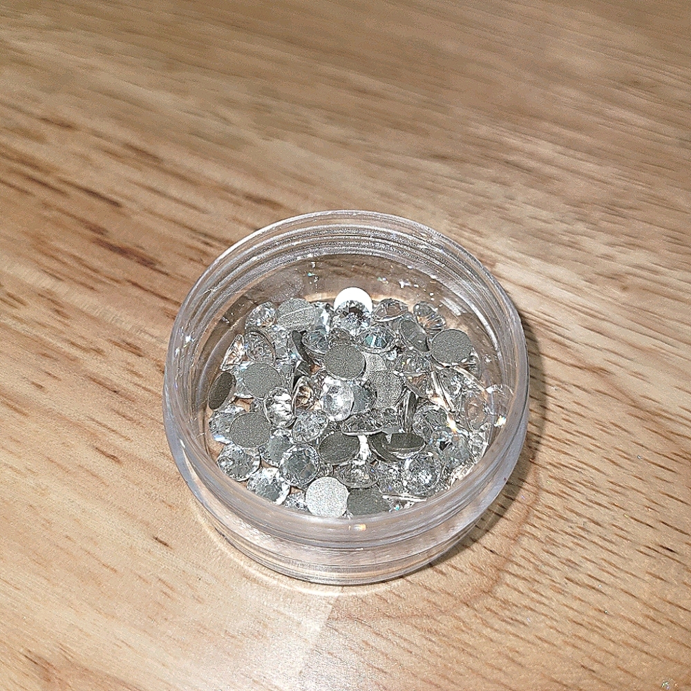DAZZLING CRYSTAL CLEAR SWAROVSKI

RHINESTONES